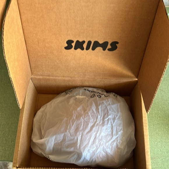 SKIMS Umber Plunge Bra - Picture 7 of 9